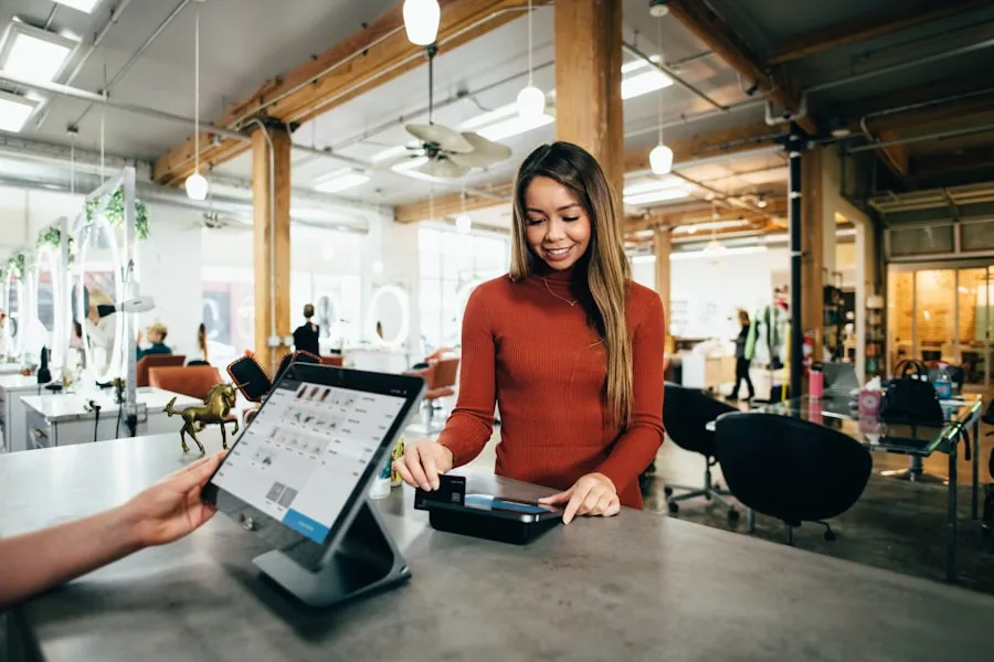 Commerçante encaissant un paiement INFINITE